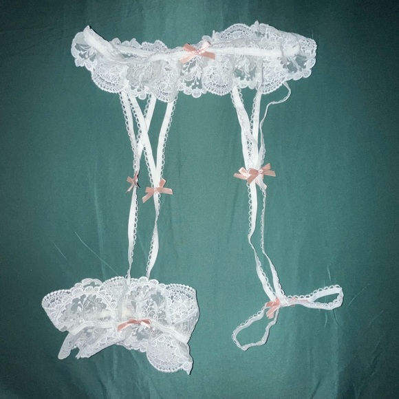 Embroidered white lace lingerie set with garter belt - Picture 7 of 7